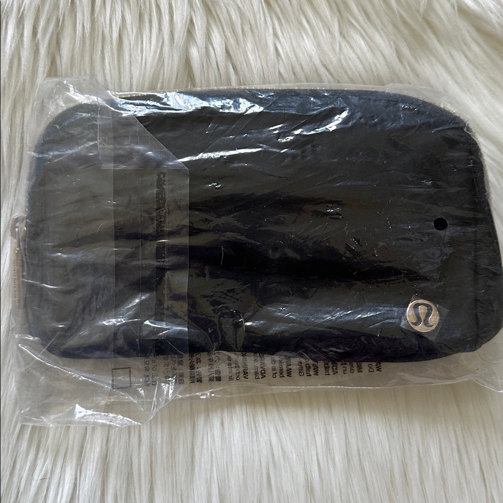 Lululemon Everywhere Wordmark Crossbody Belt Bag 1L - Black/Gold - Picture 3 of 4